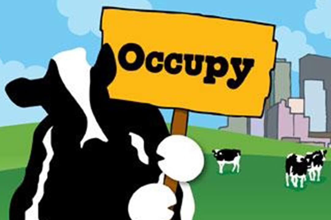 Woodie houdt een bord omhoog met de tekst ‘Occupy!’